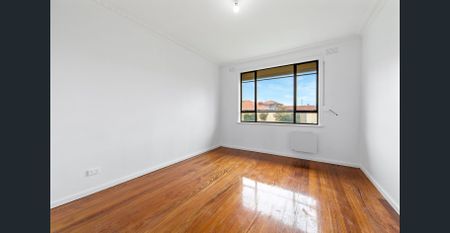 Freshly Renovated Family Home in a Prime Lalor Location! - Photo 3