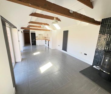 2 bedroom barn conversion to rent - Photo 2