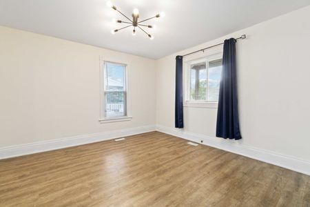 4 Bed, 2 Bath - Photo 5