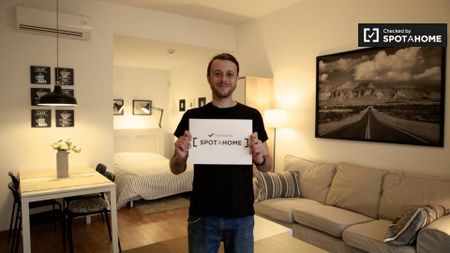 barcelona, Catalonia 08024 - Photo 3