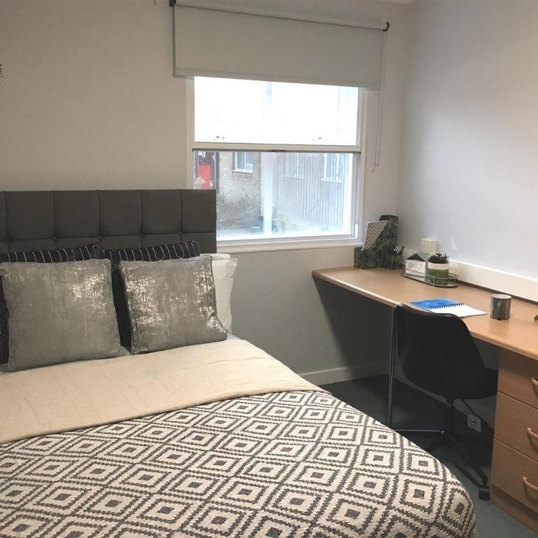 1 bedroom in a flat share to rent - Photo 1