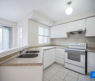 For Lease - 89 Grasslands Avenue, Richmond Hill, Ontario - Photo 2