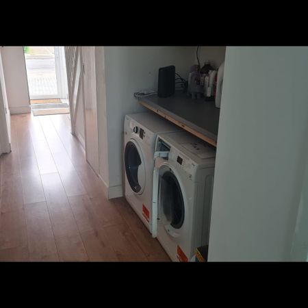 Room in a Shared House, Tamworthlane, CR4 - Photo 4