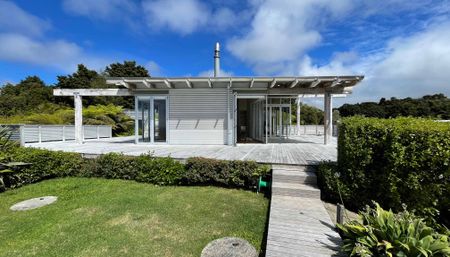 A Slice of Coastal Paradise - Beautiful 3-Bedroom Home - Photo 3