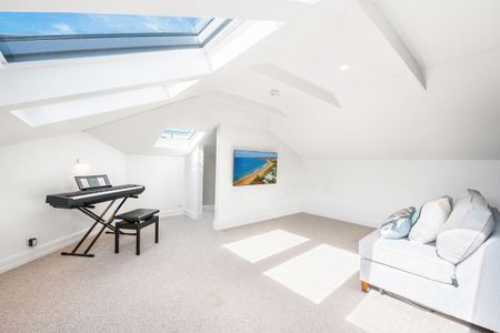 Sunny Penthouse Apartment, immaculately presented, superbly location (By Appointment) - Photo 4