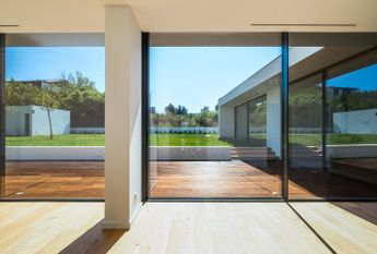 Moradia T6 de arquitetura moderna inserida no Golfe de Oeiras