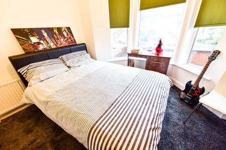 6 bedroom terraced house to rent - Photo 4