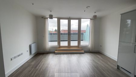 Penthouse Apartment to let in Norwich with private roof terrace - Photo 2