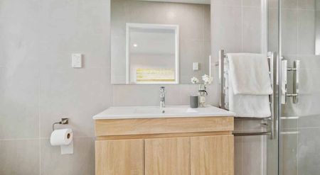 4-Bedroom House with 3.5 Bathrooms in Totara Vale - Photo 5