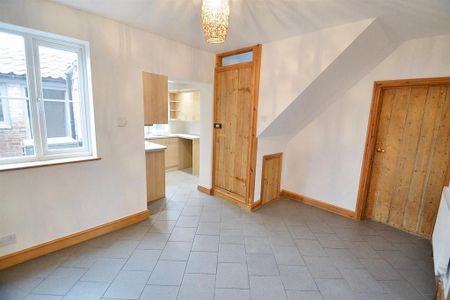 3 bedroom semi-detached house to rent - Photo 2