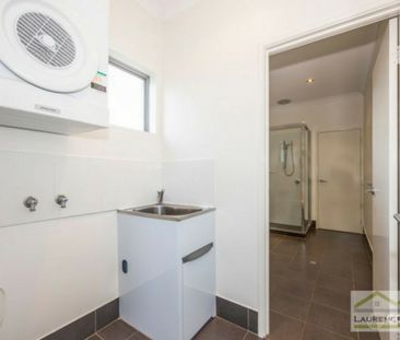 Modern & Low-Maintenance Townhouse in Quiet Location - Photo 6