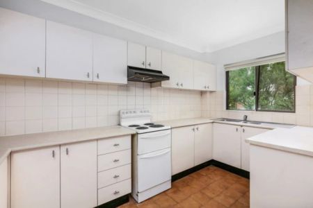 SPACIOUS 3 BEDROOM APARTMENT IN PRIME LOCATION - Photo 5