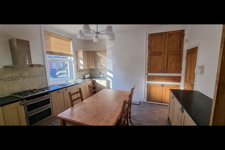 Room in a Shared House, Arthington View, LS10 - Photo 5