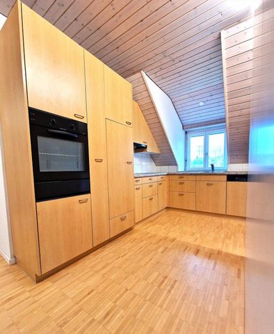 Generous 3 1/2 room penthouse apartment with renovated bathroom - Photo 3