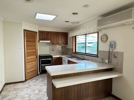 Cosy Three Bedroom Brick Home - Photo 5