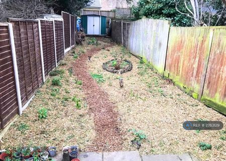 1 bedroom in a house share to rent - Photo 4