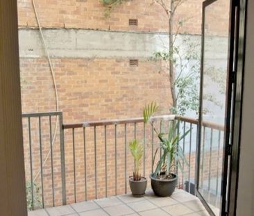 Excellent location New York Style one bedroom unit - Photo 2