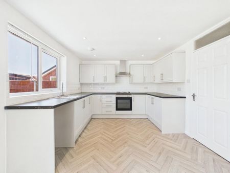 4 bedroom semi-detached house to rent - Photo 3