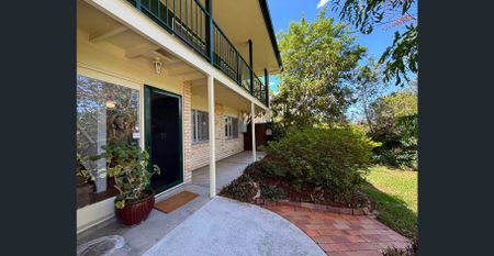 AN IMPRESSIVE 5-BEDROOM HOME! - Photo 4