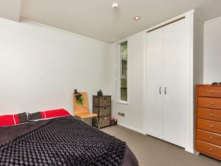 Spacious 2 Bedroom with Balcony - Photo 5