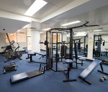 Furnished 1 Bedroom Unit with Lock Up Garage. - Photo 4