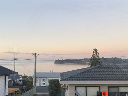 5-Bedroom, 2-Bathroom Family Home in Stanmore Bay - Photo 2