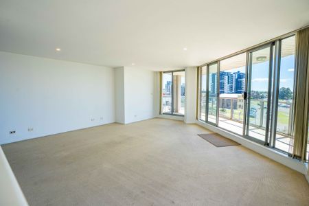 Spacious Inner-City Living with Stunning Harbour Views - Photo 2