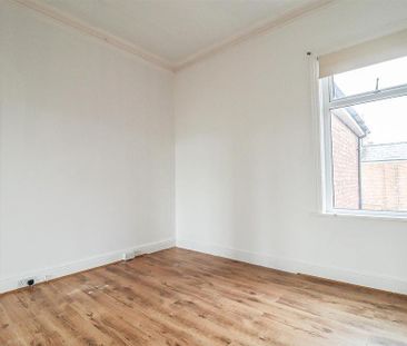 4 bedroom semi-detached house to rent - Photo 5