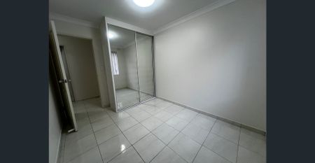 2 bedroom unit 5 minutes from train station - Photo 5