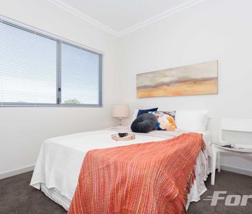 Beautiful Upstairs Apartment Living - Photo 5