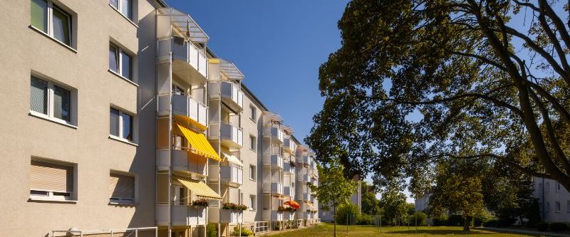 Frisch sanierte 3 Zimmer-Wohnung im Erdgeschoss mit Balkon in Merseburg - Photo 1