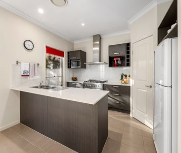 MODERN 3 BEDROOM HOME WITH DUCTED AIRCON & SOLAR - Photo 2