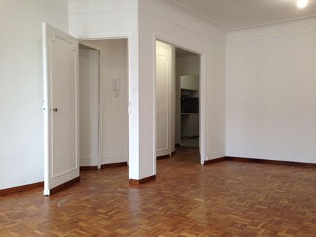 Appartement 3 pièces 58m2 MARSEILLE 1ER 774 euros - Photo 2