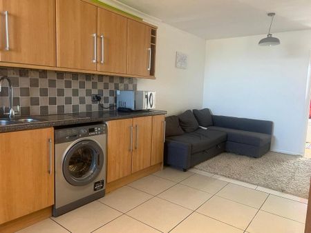 3 bedroom flat to rent - Photo 2