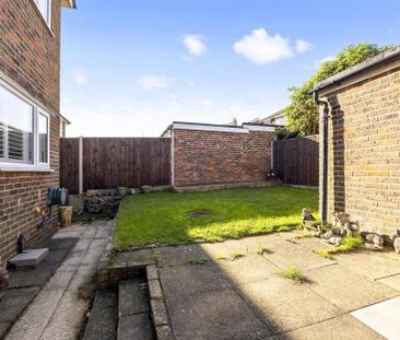 4 bedroom detached house to rent - Photo 3