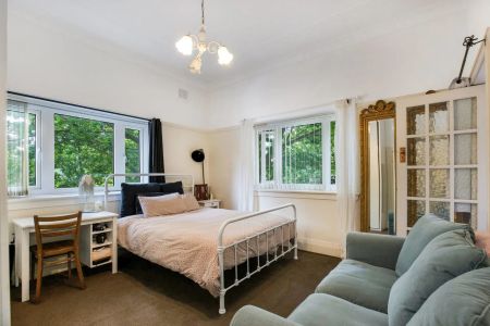 Oversized Art Deco Apartment in Central Location With Double Glazed Windows - Photo 5