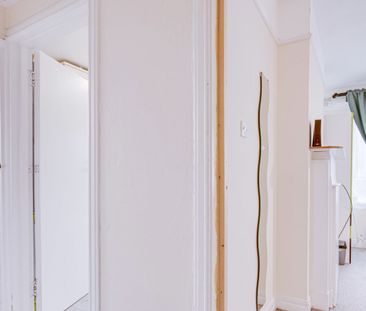 Large Three Bedroom Flat With Private Balcony Wembley Park HA9 - Photo 2
