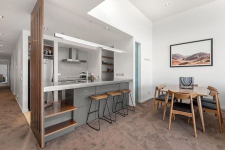 Waterfront 3 bedroom top floor furnished apartment - Photo 5