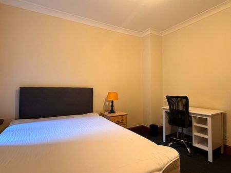 2 Bed Flat, Penywern Road, SW5 - Photo 4