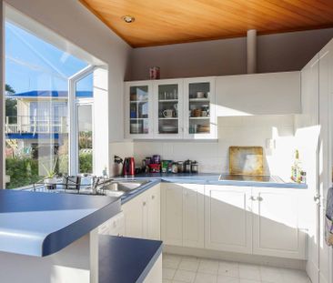 Spacious home in sought after location - Photo 3