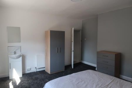 4 bedroom terraced house to rent - Photo 4