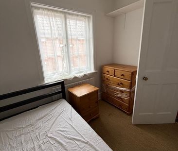 Room in a Shared House, Knighton Road, SO19 - Photo 3