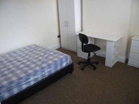 3 bedroom flat to rent - Photo 3