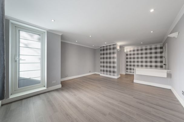 Brook Lodge, North Circular Road, NW11 - Photo 1