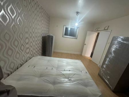 6 Bedroom 2 Bathroom Apartment - Photo 5