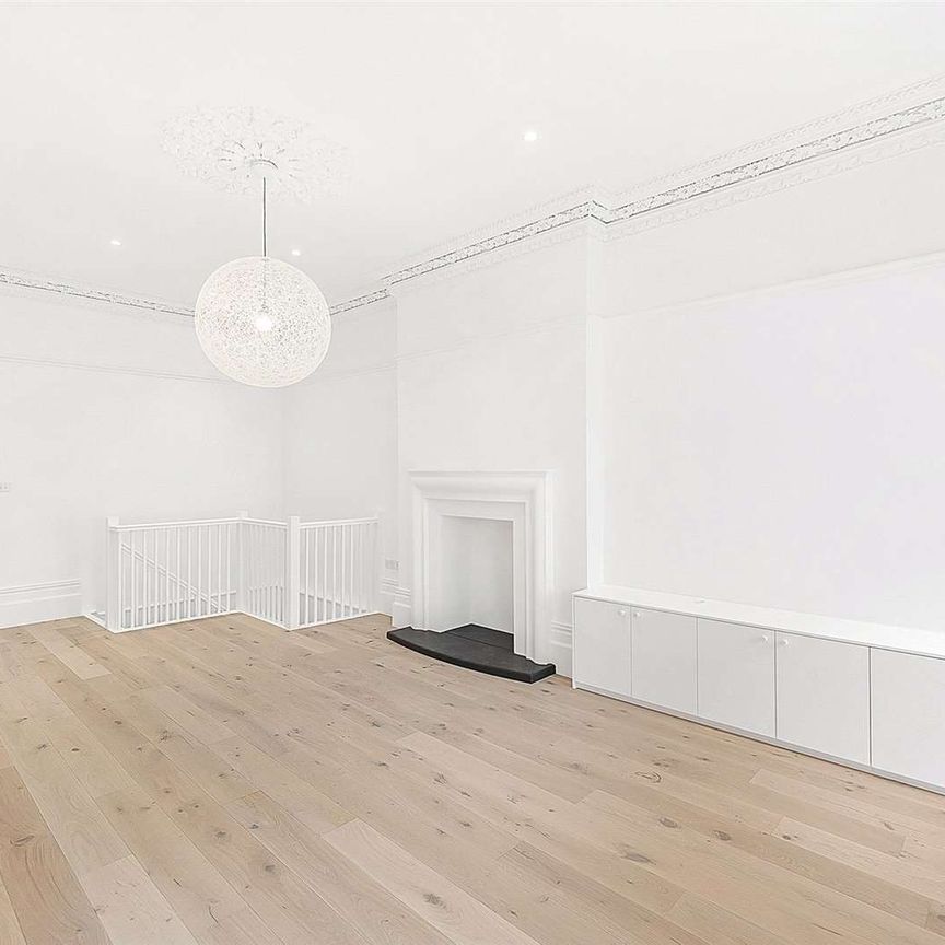 A spacious four bedroom duplex situated on the ground and lower ground floors of a period building at Lancaster Gate - Photo 1