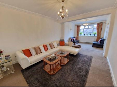 5 Bed Semi-Detached House, Highfield Avenue, NW9 - Photo 3