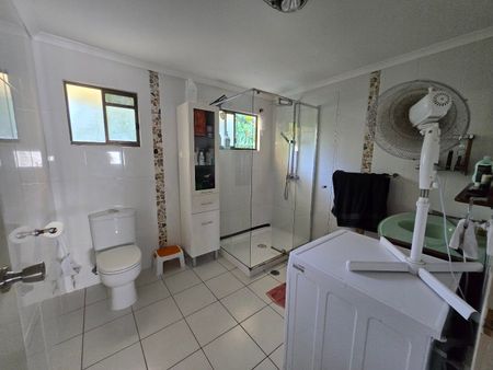 Share furnished house with pool, close to bus & shops - Photo 5