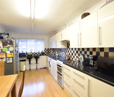 3 bedroom House in St Anthonys Close, Bracknell - Photo 3