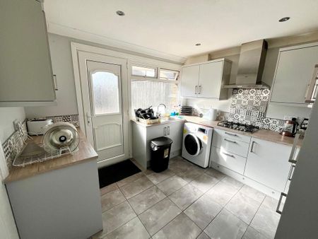 4 bedroom terraced house to rent - Photo 2